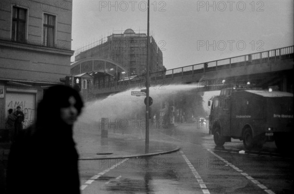 Germany, Berlin, 01.05.1991, 1st May 1991, Autonomous demonstration, Revolutionary First May demonstration, riot in Kreuzberg, Görlitzer Bahnhof, water cannon, Europe