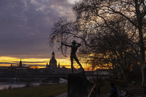 Sunset on the banks of the Elbe in Dresden, with a view of the historic old town and the archer, Dresden, Saxony, Germany, Europe