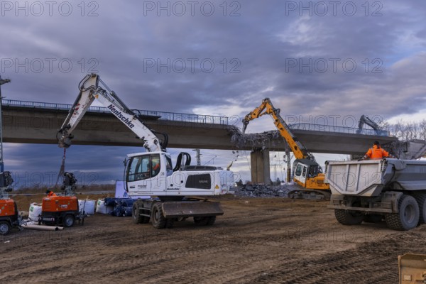 Following investigations of another reinforced concrete bridge in Saxony and the cracks caused by corrosion found there, the immediate demolition of the B101 railway bridge was ordered and work began on 19 December. The railway line to Berlin should be open again by 24 December. Großenhain, Saxony, Germany, Europe