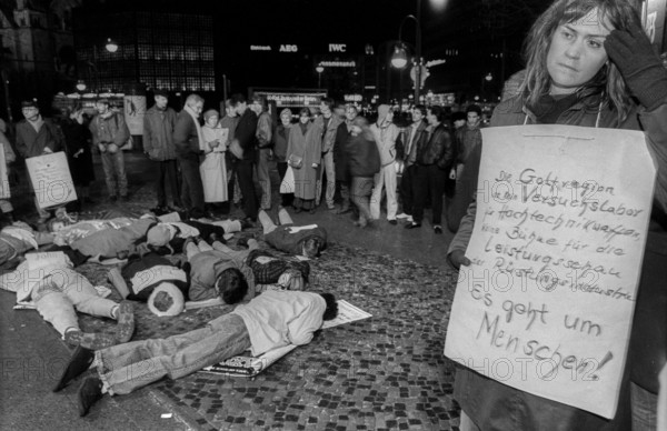 Germany, Berlin, 22 February 1991, demonstration at the film festival in front of the ZOO Palast, demonstrators lie down in front of the entrance and play dead), (against the Gulf War), Golden Bear for CNN, 41st Berlin International Film Festival, Europe