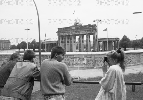 20 November 1988, West Berlin, Ebertstraße, visitors on the viewing platform with a view of the Wall, behind it the Brandenburg Tor West Berlin, Berlin-Tiergarten, Germany, Europe