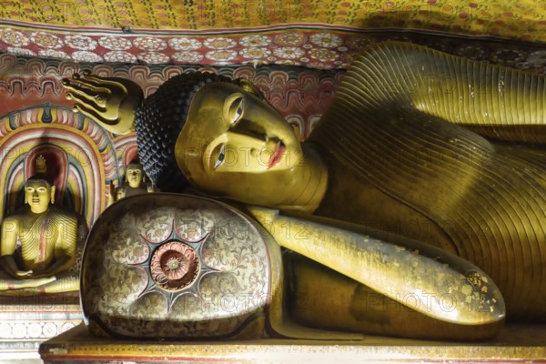 Buddhas in the cave of Dambulla