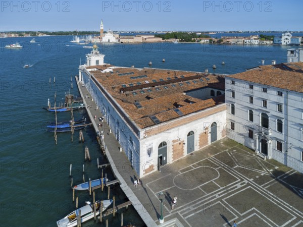 Früher Zollamt, heute Museum der Punta della Dogana dahinter die Basilica di S. Maria della Salute, am Kanal Grande, Venedig, Veneto, Italien