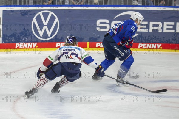 DEL, German Ice Hockey League season 2024/25, 52nd matchday: Adler Mannheim vs Eisbären Berlin***Picture: Markus Hännikäinen (33, Mannheim) and Korbinian Geibel (40, Berlin)