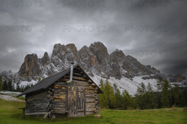 View of a part of the Geisler group from the Gampenwiese, in the foreground an alpine hut, Dolomites, snow, Puez-Geisler nature park Park, St. Magdalena, Funes, Villnößtal, South Tyrol, Italy, Europe