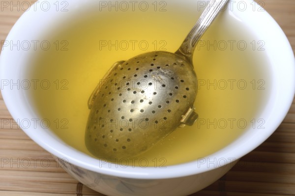 Green Sencha tea, preparation with teaspoon