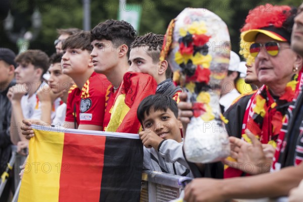 Spanish and German football fans next to each other in the front row of the fan zone at the Brandenburg Tor tor during the quarter-final match between Germany and Spain at the European Football Championship, Berlin, 05/07/2024