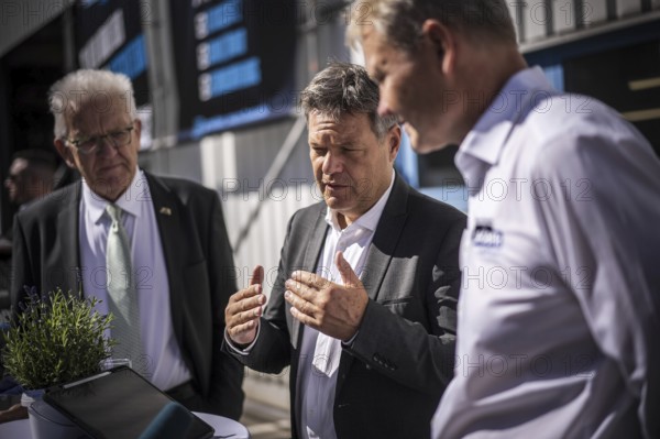 Federal Minister for Economic Affairs and Climate Protection Robert Habeck (Alliance 90/The Greens) on a summer tour of Germany. Here in Stuttgart, 08.07.2024 during a visit to a plasterer's business. Photographed on behalf of the BMWK