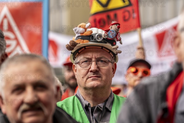 Demonstration by many thousands of steelworkers in front of the ThyssenKrupp headquarters in Essen against massive job cuts following the involvement of a foreign investor in the company, massive criticism of Group CEO Miguel López, North Rhine-Westphalia, Germany, Europe