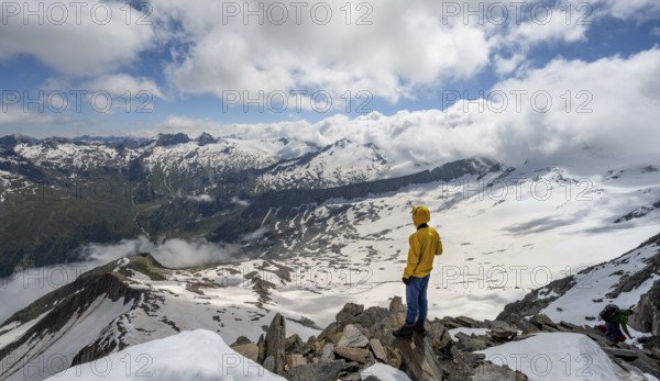 Mountaineers at the summit of the Schönbichler Horn, view of snow-covered mountain peaks and the Zemmgrund valley, Berliner Höhenweg, Zillertal Alps, Tyrol, Austria, Europe