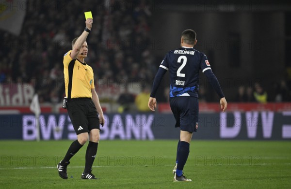 Referee Referee Tobias Welz shows Marnon bush 1. FC Heidenheim 1846 FCH (02) yellow card yellow caution MHPArena, MHP Arena Stuttgart, Baden-Württemberg, Germany, Europe