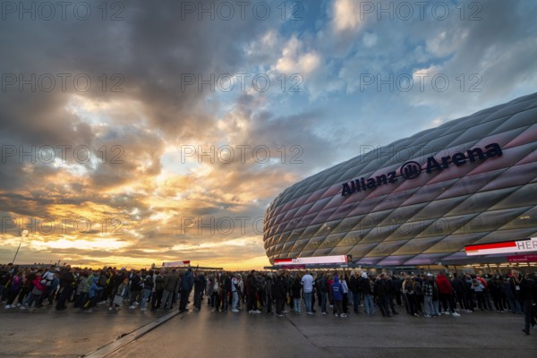 Spectators, fans, queue, waiting for admission, UEFA Nations League international match Germany vs. Netherlands, Allianz Arena, evening mood, Munich, Bavaria, Germany, Europe