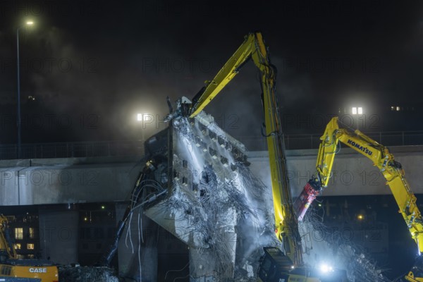 Due to an as yet unknown cause, a section of the Carola Bridge collapsed in the early hours of the morning. Over a length of around 100 metres, the section on which the trams normally run has collapsed into the Elbe. Partial demolition has begun and around 10 excavators are tearing down the collapsed bridge section to make room for the imminent flooding of the Elbe., Partial collapse of the Carola Bridge in Dresden, Dresden, Saxony, Germany, Europe