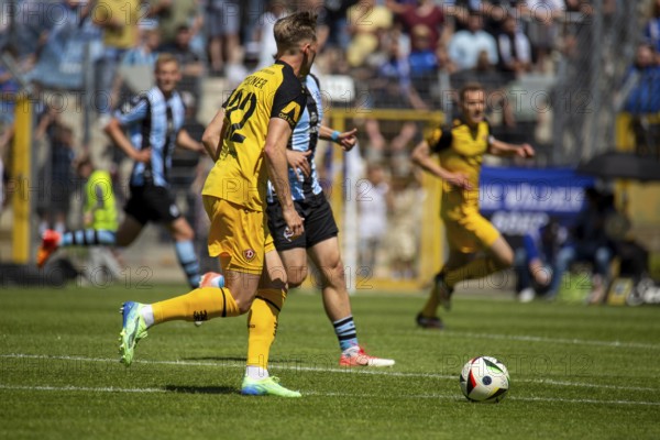 Football 3rd division, season 2024/25, matchday 37: Waldhof Mannheim vs Dynamo Dresden***On the ball: Jonas Sterner (32, Dresden)