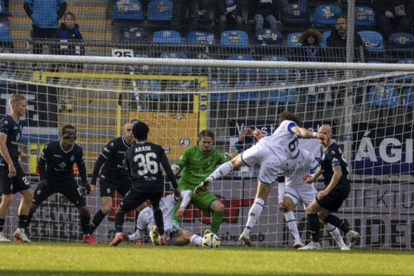 Football 3rd division, season 2024/25, matchday 19: Waldhof Mannheim vs Arminia Bielefeld. Picture: Good chance for Mael Vincent Lawrence Corboz (6, Bielefeld)
