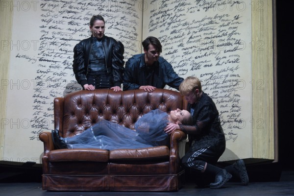 Silbel Limbird, Nairi Hadodo, Doga Gürer, Aithonas Avgoustakis, Kate Strong (Mary Shelley), Marc Brenner, FRANKENSTEIN (after Mary Shelley), photo rehearsal on 20.03.2025 at the Maxim Gorki Theatre, Berlin, premiere on 22.03.2025