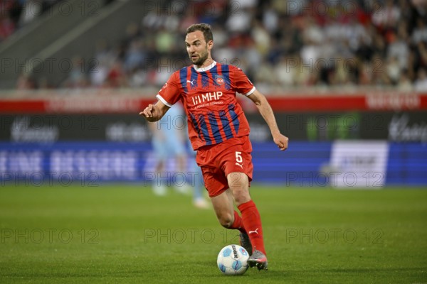 Benedikt Gimber 1. FC Heidenheim 1846 FCH (05) Action on the ball Voith-Arena, Heidenheim, Baden-Württemberg, Germany, Europe