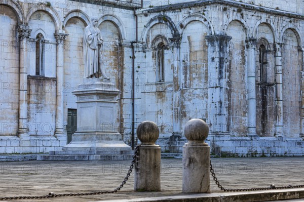 Piazza San Michele with the statue of the Italian politician Francesco Burlamacci, behind the facade of the church of San Michele in Foro, historic city centre, Lucca, Tuscany, Italy, Europe