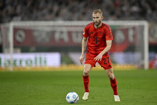 Konrad Laimer FC Bayern Munich FCB (27) Action on the ball WWK Arena, Augsburg, Bavaria, Germany, Europe