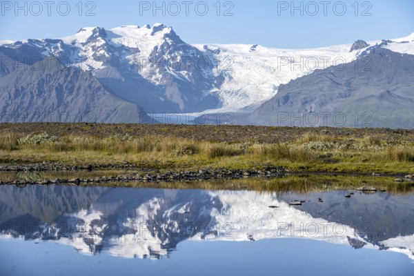 Reflection in a lake, view of Svínafellskökull glacier tongue, glaciated mountain peak Hrútfjallstindar, Vatnajökull National Park, Austurland, Iceland, Europe