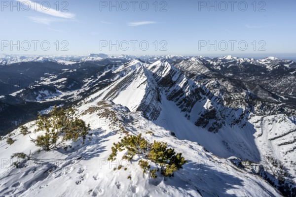 Berge im Winter, Blick auf Vorderlahner Kopf vom Sonntagshorn, Chiemgauer Alpen, Bayern, Deutschland