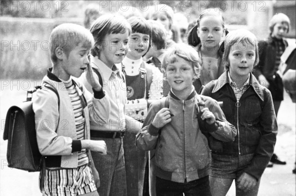 Start of school after the summer holidays on 02.09.1975 in Dortmund-Eichlinghofen, Germany, Europe