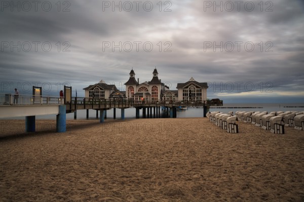 Pedestrians on the Sellin pier at dusk, long exposure, Baltic resort Sellin, Rügen Island, Mecklenburg-Western Pomerania, Germany, Europe
