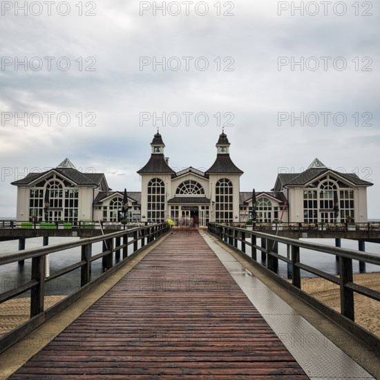 Sellin pier with individual tourists, rainy weather on the Baltic Sea, long exposure, Baltic Sea resort Sellin, Rügen Island, Mecklenburg-Western Pomerania, Germany, Europe