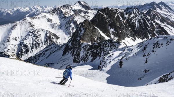Ski tourers on the descent, peaks and mountains in winter, Sellraintal, Kühtai, Tyrol, Austria, Europe