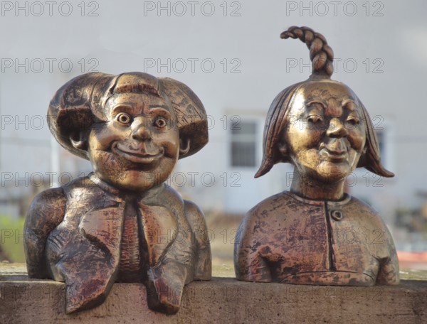 Sculpture Max and Moritz by Gernot Rumpf 1988, two rascals from children's stories by Wilhelm bush, children, bronze sculpture, detail, literature, comedy, humour, Lämpel Teachers' Inn, Max und Moritz-Platz, Bornheim, Südliche Weinstraße, Rhineland-Palatinate, Germany, Europe
