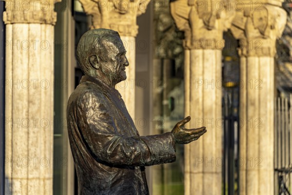 Johannes Rau sculpture in front of the Villa Horion in Düsseldorf, North Rhine-Westphalia, Germany, Europe