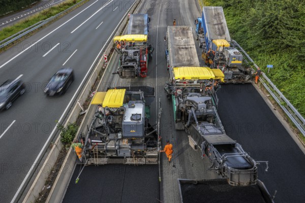 Essen, North Rhine-Westphalia, Germany, Road construction, Asphalt pavers and road rollers lay new, open-pored, whisper asphalt on the A52 motorway, here between the Essen-Kettwig and Essen-Rüttenscheid junctions in the direction of Dortmund, Europe