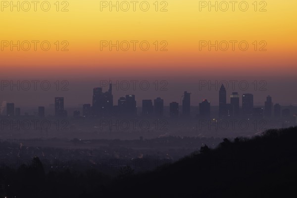 Shortly in front of sunrise, the sky behind the Frankfurt banking skyline turns yellow and orange, Frankfurt am Main, Kronberg Malerblick, Hesse, Germany, Europe
