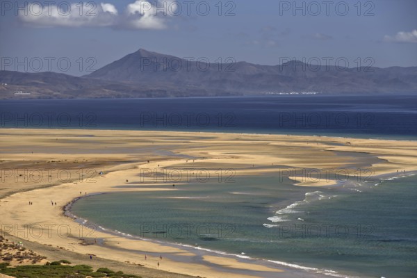 Endless beach Playa Risco del Paso, Playa de Sotavento with gentle waves, surrounded by mountains, Pajara, Fuerteventura, Canary Islands, Spain, Europe