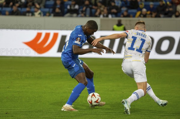 Football UEFA Europa League, 2024/25 season, matchday 2: TSG Hoffenheim v Dynamo Kiev. Picture: Intense duel between Stanley Nsoki (34, Hoffenheim) and Vladyslav Vanat (11, Kiev)