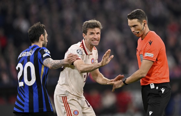 Thomas Müller FC Bayern Munich FCB (25) in discussion with referee Sandro Schärer (SUI) Gesture gesture, left Hakan Calhanoglu Inter Milan (20) Champions League, Allianz Arena, Munich, Bavaria, Germany, Europe