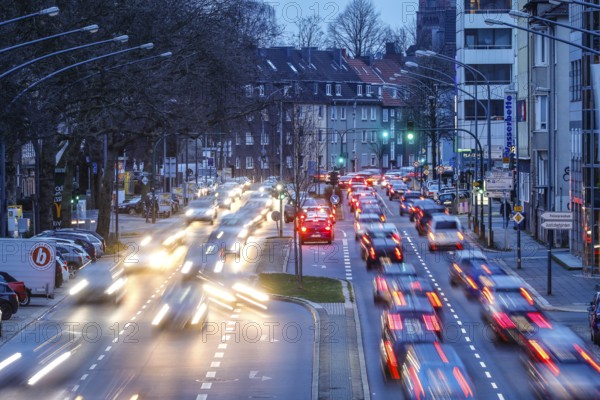 After-work traffic in the environmental zone on the B 224 Alfredstraße in Rüttenscheid, Essen, Ruhr area, North Rhine-Westphalia, Germany, Europe