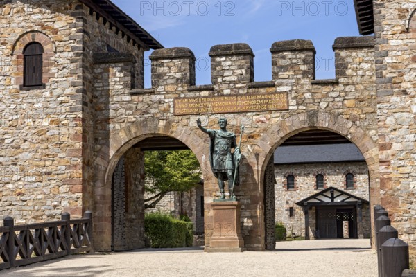 Main gate, Porta Praetoria with bronze statue of Emperor Antoninus Pius, Great Hall at the back, Basilica, Saalburg Roman fort, reconstructed cohort fort, museum, archaeological park, Upper Germanic Raetian Limes, border of the Roman Empire, Bad Homburg vor der Höhe, Taunus, Hesse, Germany, Europe