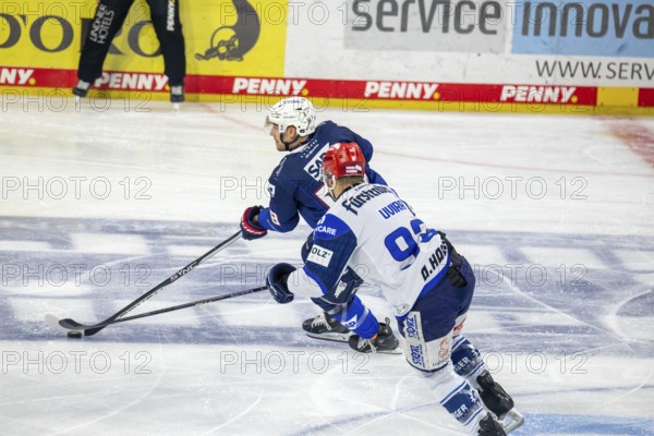 01.03.2024, DEL, German Ice Hockey League, Season 2023/24, Matchday 50) : Adler Mannheim against Schwenninger Wild Wings (1:4) . Jordan Murray (8, Adler Mannheim) and Sebastian Uvira (93, Schwenningen Wild Wings) fighting for the puck
