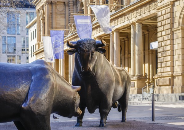 Bull and bear on the stock exchange square in front of the stock exchange, Frankfurt am Main, Hesse, Germany, Europe