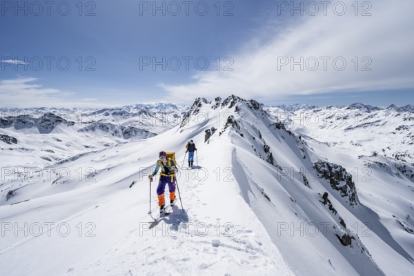 Two ski tourers on a mountain ridge, mountain landscape with snow, mountain panorama with peaks of the Grisons Alps, ascent to the Scalettahorn, Grisons Haute Route, Albula Alps, Rhaetian Alps, Grisons, Switzerland, Europe