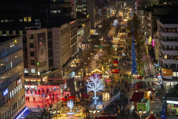 Christmas market in the city centre, Königstraße, during the fourth Corona wave, 2G regulation, pedestrian zone, in Duisburg, North Rhine-Westphalia, Germany, Europe