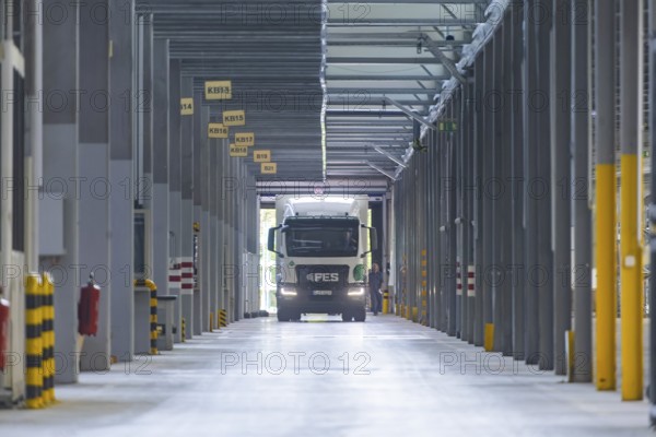 Presentation of the first fuel cell lorry from FES GmbH Fahrzeug-Entwicklung Sachsen. FES GmbH has been involved in the development of fuel cell systems and their application in vehicles for more than seven years and will now register the first truck with a weight of 18 tonnes on the road. Minister President Michael Kretschmer during a test drive, FES, Zwickau, Saxony, Germany, Europe