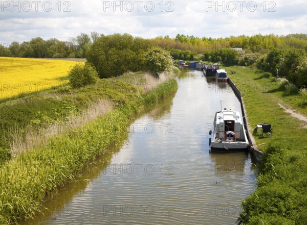 Kennet and Avon canal stretch between All Cannings and Alton Barnes, Vale of Pewsey, Wiltshire, England, United Kingdom, Europe