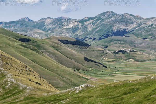 Mountain landscape on the edge of the Pian Grande di Castelluccio di Norcia plateau in the Monti Sibillini National Park in the Umbrian-Marche Apennines. Castelluccio di Norcia, Umbria, Italy, Southern Europe, Europe