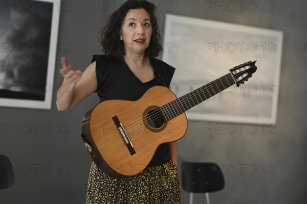 DEU, Germany, Iserlohn: The already traditional Draht Saiten Akt in Iserlohn-Barendorf in the historic factory complex had 24 concerts in seven houses this year, not all instruments had strings, the audience was enthusiastic. Cecilia Zabala (guitar and vocals), Europe