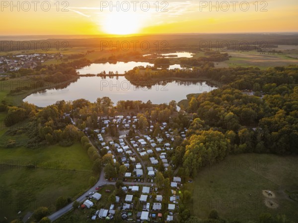 The Bad Sonnenland holiday resort is idyllically nestled between meadows and forests right by the Dippelsdorf pond. Various holiday homes, tent pitches and campsites await your guests in the beautiful, unspoilt grounds. The spacious area offers a wide range of facilities for an eventful and relaxing holiday, Camping Bad Sonnenland near Moritzburg, Moritzburg, Saxony, Germany, Europe