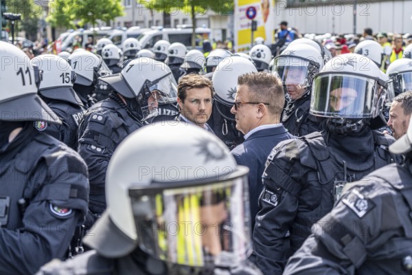 Riots in the run-up to the AFD party conference in Essen, demonstrators try to prevent AFD delegates from entering the Grugahalle, they are led through the demonstrators by a massive police contingent, there were many scuffles, Essen, North Rhine-Westphalia, Germany, Europe