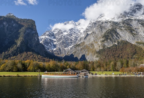 Königssee with Watzmann massif and St. Bartholomä jetty with tourist boat, autumnal mountain landscape, Berchtesgaden National Park, Berchtesgadener Land, Upper Bavaria, Bavaria, Germany, Europe