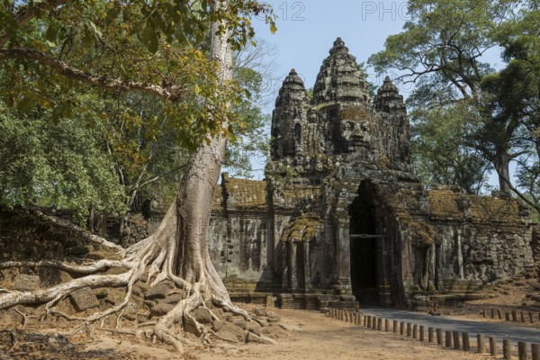 Tor tor with huge faces to Angkor Thom, Angkor Wat, Angkor, UNESCO World Heritage Site, Siem Reap, Cambodia, Indochina, Southeast Asia, Asia